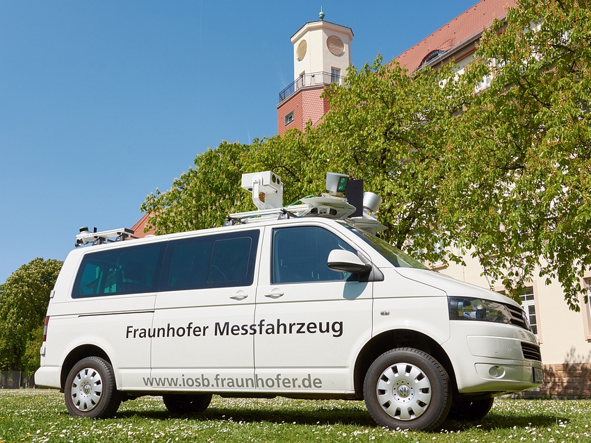 Technologieträger MODISSA VW-Bus mit Sensoren am IOSB in Ettlingen